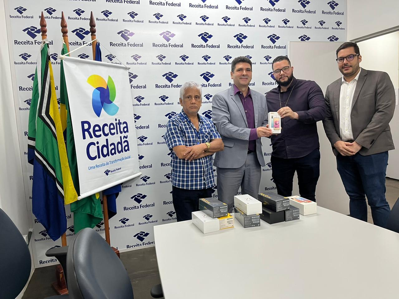 POLÍCIA CIVIL RECEBE DOAÇÃO DE CELULARES APREENDIDOS PELA RECEITA FEDERAL